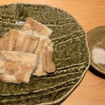 すしやのたい悟 - 煮穴子を塩と本山葵で頂く