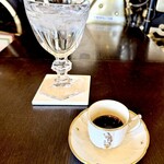 ザ・ミュンヒ - No.1 苦味の超ストロング（マンデリンのブレンド）
            コーヒーカップはマイセン、水のグラスはバカラ