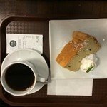 m cafe - シフォンケーキ400円とコーヒー330円