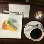 M cafe - チーズケーキ430円とコーヒー330円。