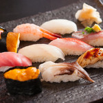 入船鮨 - 料理写真:獲れたての旬の魚介をつかった『季節のおすすめにぎり・吸物付』