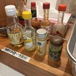 五ノ神水産 - 券売機の隣もいろいろ。