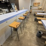 自家製麺 はし本 - 下に荷物用フックのある厨房向きカウンター6席①