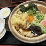 東嶋屋 - やけどしないように鍋取皿に取り分けながらいただきます