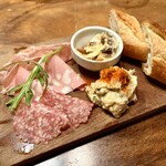 ニュービストロガブリ 目黒店 - 前菜は特製バターひサラミ、生ハム、ポテトサラダ