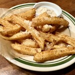 ニュービストロガブリ 目黒店 - 太めのカットジャガイモに特製塩のフレンチフライ