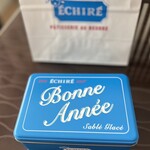 エシレ・パティスリー オ ブール - 【エシレ・パティスリー オ ブール】の
年末年始限定デザイン
ボナネ(BONNE  ANNEE)バージョンの
サブレグラッセ。
ずっしり重たいブルーの缶には2026