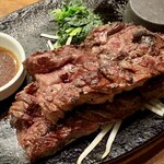 ニュービストロガブリ 目黒店 - 260gに増量のハラミステーキ、漬けだれで美味しく食べられる。