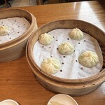 鼎泰豊 - ヘチマと海老入り小籠包、トリュフ入り小籠包