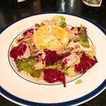 山下食堂 - カマンベールとぶどうのサラダ