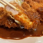 とんかつ ひろ喜 - 断面、肉厚。