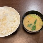 とんかつ ひろ喜 野江店 - ごはん(大盛り無料)と味噌汁、漬物