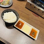  高知から来た焼肉屋 - ご飯、3種のタレ