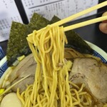 中華そば 亀喜屋 - 麺は中太でもっちりの茹で上がり旨い( ‘༥‘  )ŧ‹”ŧ‹”