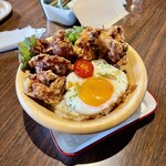 Herbee Antz - 料理写真:親子丼／唐揚げ5個 ごはん大盛り（1,050円）