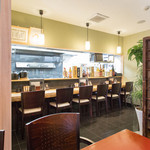 炭焼きダイニングWAYA - ひとりでも気兼ねなく、ゆっくりとくつろげるカウンター席