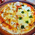 ナポリの風 - マルゲリータとシーフードのハーフ＆ハーフ
                                 パンタイプのふにゃふにゃピザ・・・でも具は美味しい！！