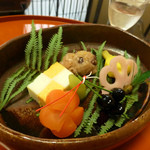 名古屋 浅田 - 1月：祝い皿（千社唐、梅人参、黒豆、矢羽根蓮根、赤飯俵カラスミ、つく羽、市松玉子、絵馬慈姑）