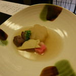 名古屋 浅田 - 1月：中皿（梅型源助大根風呂吹き、菜の花、和牛ロース桑焼き、亀筍、梅麩）