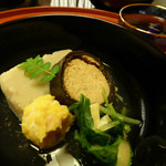 名古屋 浅田 - 1月：煮物（鱈真子昆布巻き、海老芋、水菜、薄揚げ、海老黄身煮、木の芽）