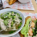 バインミー☆サンドイッチ 水道橋東口店 - Aセットのフォーはチキン、Bセットはビーフ