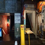 ガンジー - 外観②(階段を登った2階にお店がある)