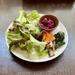 バルバルキッチンアメリ - いつも美味しいランチサラダ
      ただ、今日はちょっとシンプル過ぎて寂しいかも？