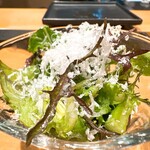 焼鳥 とこしえ - 富士宮ノーブル農園産ルッコラとからし菜のサラダ シンプルにオリーブオイルとお塩で味付け ◎