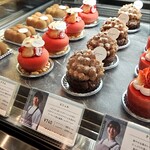 hannoc - どれも素晴らしい出来映えのケーキが並ぶショーケース