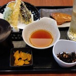 レストラン kikyo - 選べる２種のお好み定食（天ぷら５点盛り、さばの味噌煮）とブラックニッカハイボール