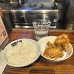 らあめん 元 - 唐揚げ2個とご飯。