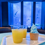 オーシャンブルー - 席からは黒潮の海を眺めることができます。