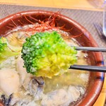 四ツ橋・新町 牡蠣と肉たらしビストロAKIRA - 牡蠣とブロッコリーのアヒージョ、ブロッコリーアップ