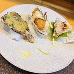 四ツ橋・新町 牡蠣と肉たらしビストロAKIRA - 左から、グリルドオイスター ハーブバター、フライドオイスター 自家製タルタル添え、グリルドオイスターズワイガニ