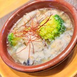 四ツ橋・新町 牡蠣と肉たらしビストロAKIRA - 牡蠣とブロッコリーのアヒージョ