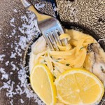 四ツ橋・新町 牡蠣と肉たらしビストロAKIRA - 牡蠣と国産有機レモンたっぷりクリームパスタ