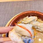 四ツ橋・新町 牡蠣と肉たらしビストロAKIRA - バケットに牡蠣を乗せて頂きました╰(*´︶`*)╯