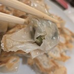 餃子の店 もも - 反対側、吸い付くモチモチ