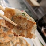 餃子の店 もも - 焼面側、超薄パリパリ