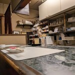 餃子の店 もも - 室内は七席、１人でも予約を！