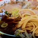 尾張ラーメン 第一旭 - スープの色合いなど。