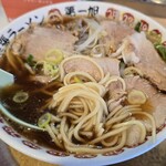 尾張ラーメン 第一旭 - 麺の様子。