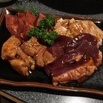 Yakiniku Hanakawa - ホルモン盛(ミノ、ホルモン、ココロ、上タン)2800円