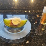 TEPPANYAKI 10 FUKUOKA - 前菜の生ハムメロン　巨大ナチュラルチーズを目の前で削ってトッピングしてくれます。