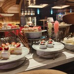 TEPPANYAKI 10 FUKUOKA - その後に、ビックリサプライズ。デザートワゴンが。一人1種類づつ全部頂けるみたいです。