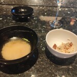 TEPPANYAKI 10 FUKUOKA - しめのガーリックライスと味噌汁。お汁は上品な貝出汁でした。