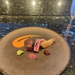 TEPPANYAKI 10 FUKUOKA - メインのお肉。パプリカのソース、わさび、岩塩、コチュジャン？添え