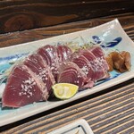 魚々楽 - 鰹の炙り（塩たたき）