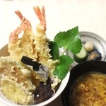 Tententei - えび天丼  a bowl of rice topped withdeep-fried prawns 