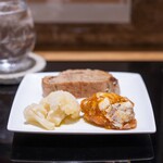 わいん食堂 Chez とし - 2026.1 お通し（400円）市田柿と合鴨スモークのゴルゴンゾーラ和え